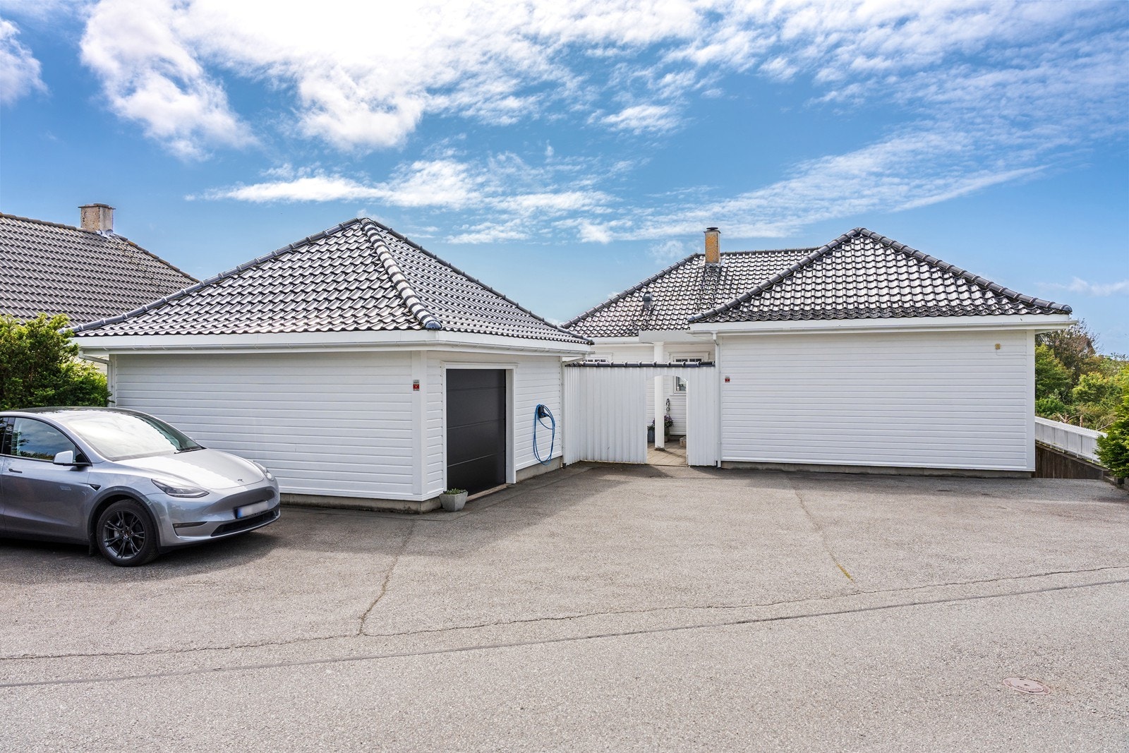 Gode parkeringsmuligheter. Utebelysning rundt deler av boligen samt garasjen. Galleribilde