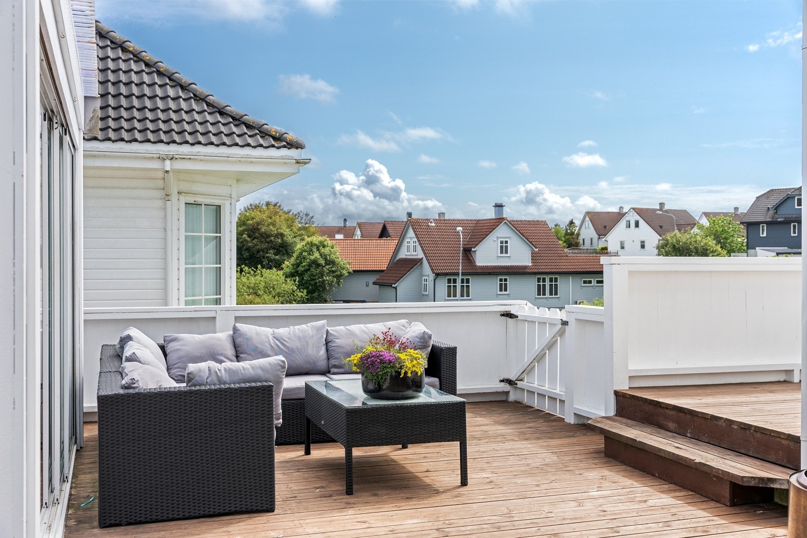 Nydelig privat uteområde i forbindelse med hovedinngangen. Kan lukkes med porter i begge ender som gjør det trygt for familier med småbarn. Flere soner. Galleribilde