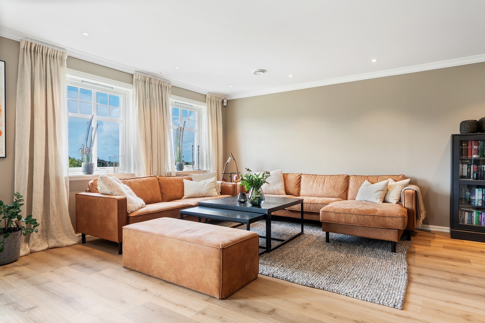 Stikkontakt i tak over vindu - perfekt for julestjerna. Galleribilde