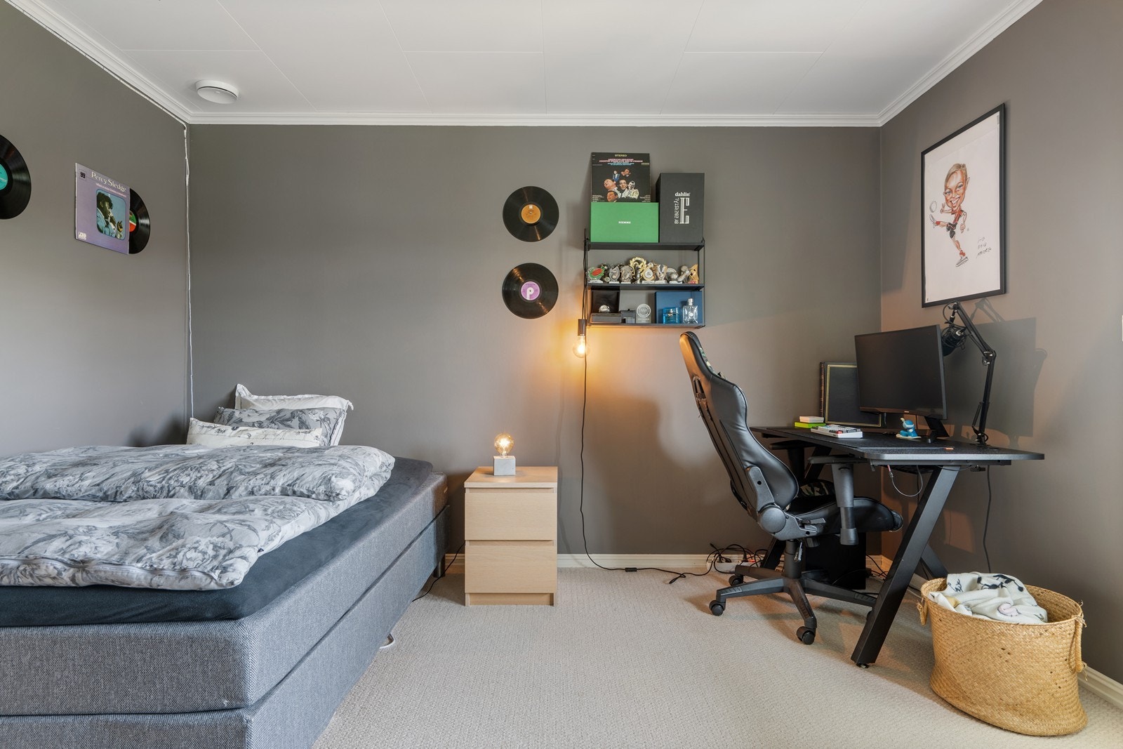 Her har du god plass til seng og øvrig ønsket møblement. Galleribilde