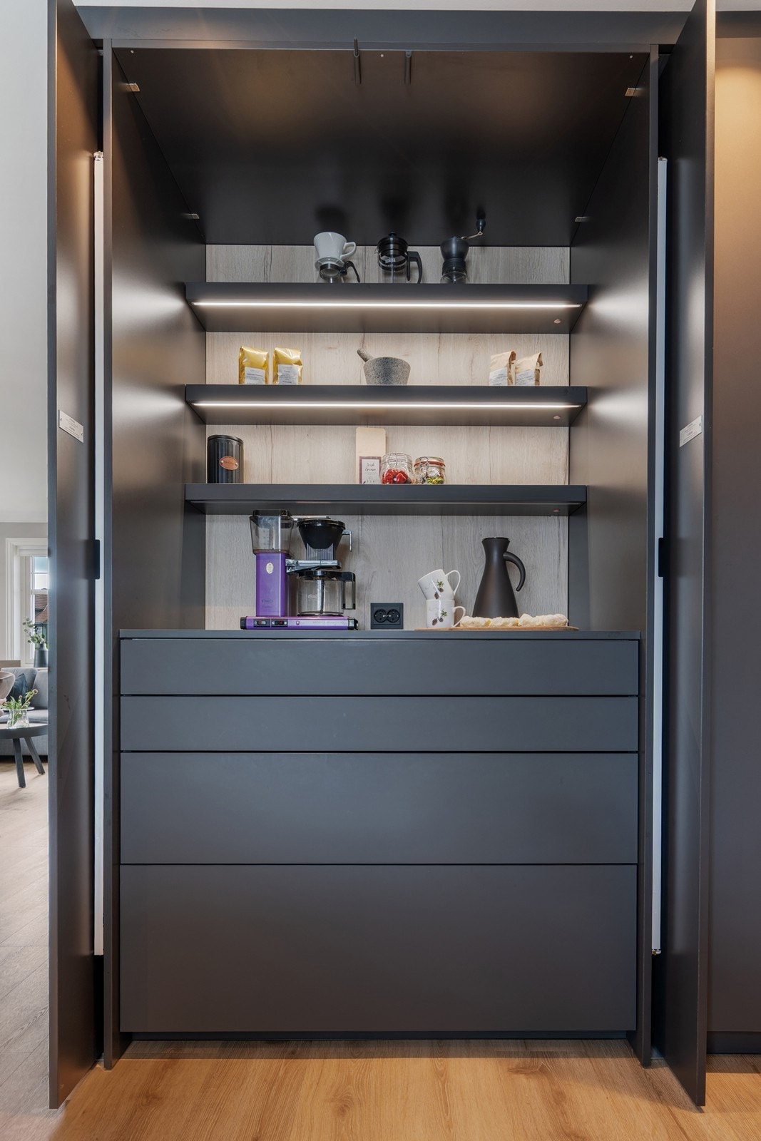 Praktisk skap med innfellbare skapdører for arealbesparelse. Integrert led belysning med varm/kald lysfunksjon. Galleribilde