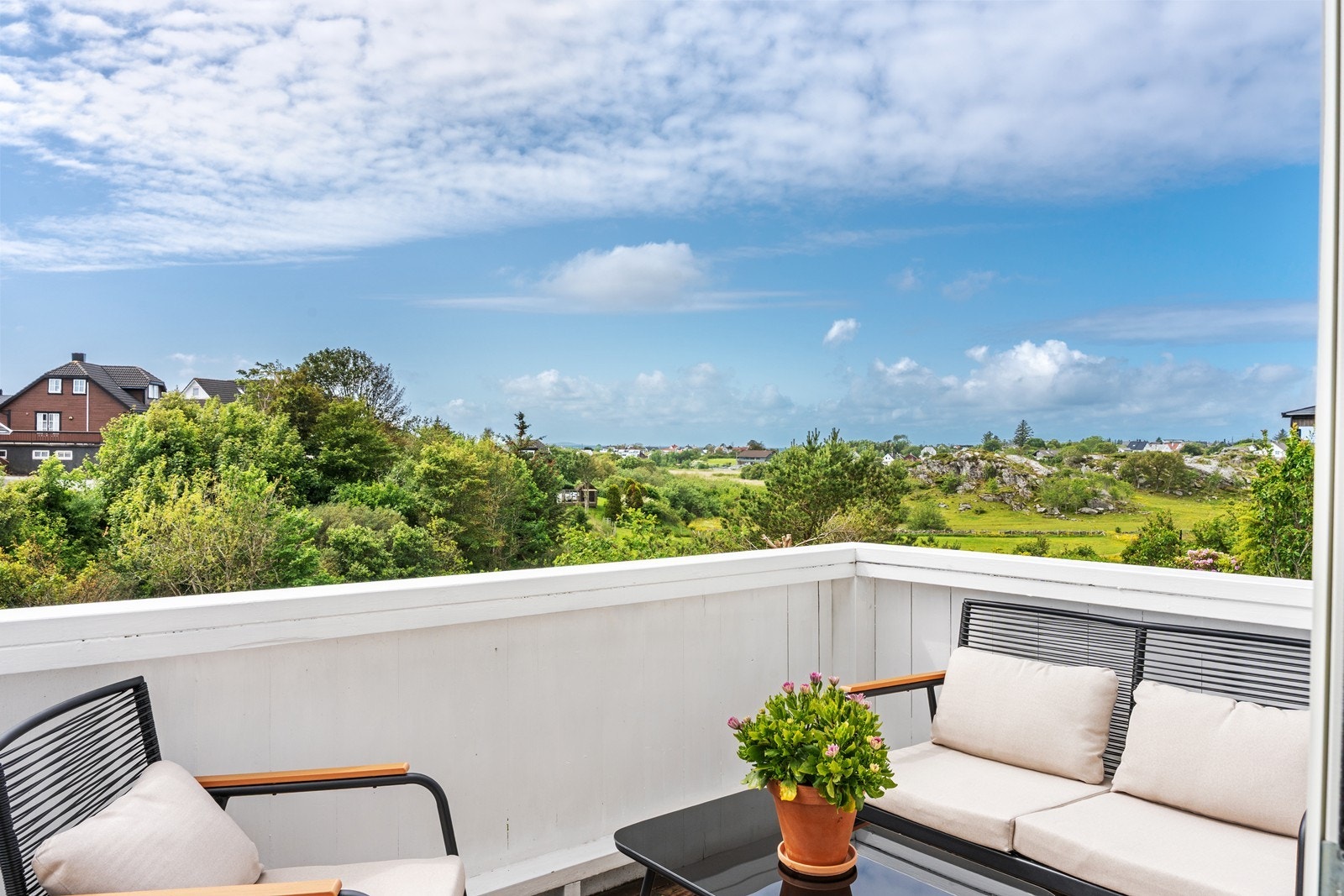 Vestvendt balkong i forbindelse med stuen i andre etasje. Her har du sol helt til den går ned. Landlig og rolige utsikt med et lite havglimt i vest. Regulert friområde like forran boligen ("Ånå"). Galleribilde