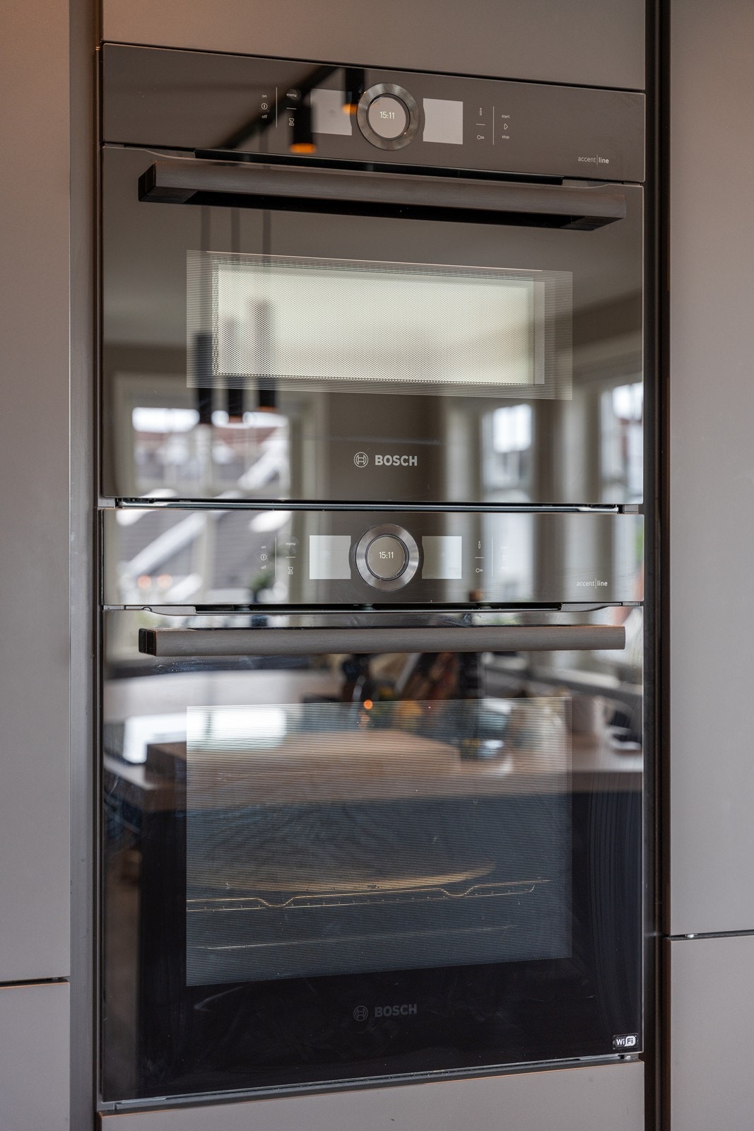 2 stk. stekeovner i merket Bosch. En med mikrobølgefunksjon. Meget praktiskt når en skal samle familien til høytider/selskaper. Galleribilde