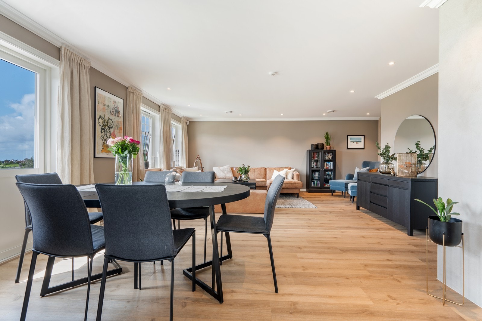 Meget tiltalende og romslig stue. Galleribilde