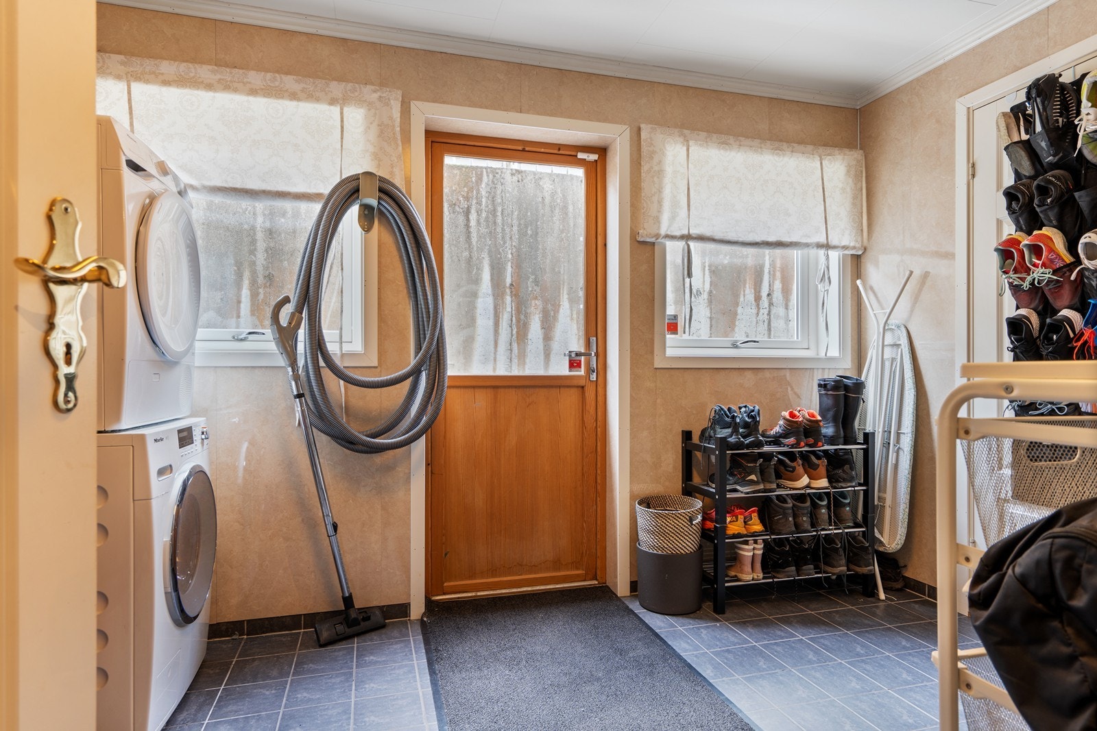 Praktisk vaskerom med bi-inngang. Stor uinnredet bod i dør til høyre i bilde. Galleribilde