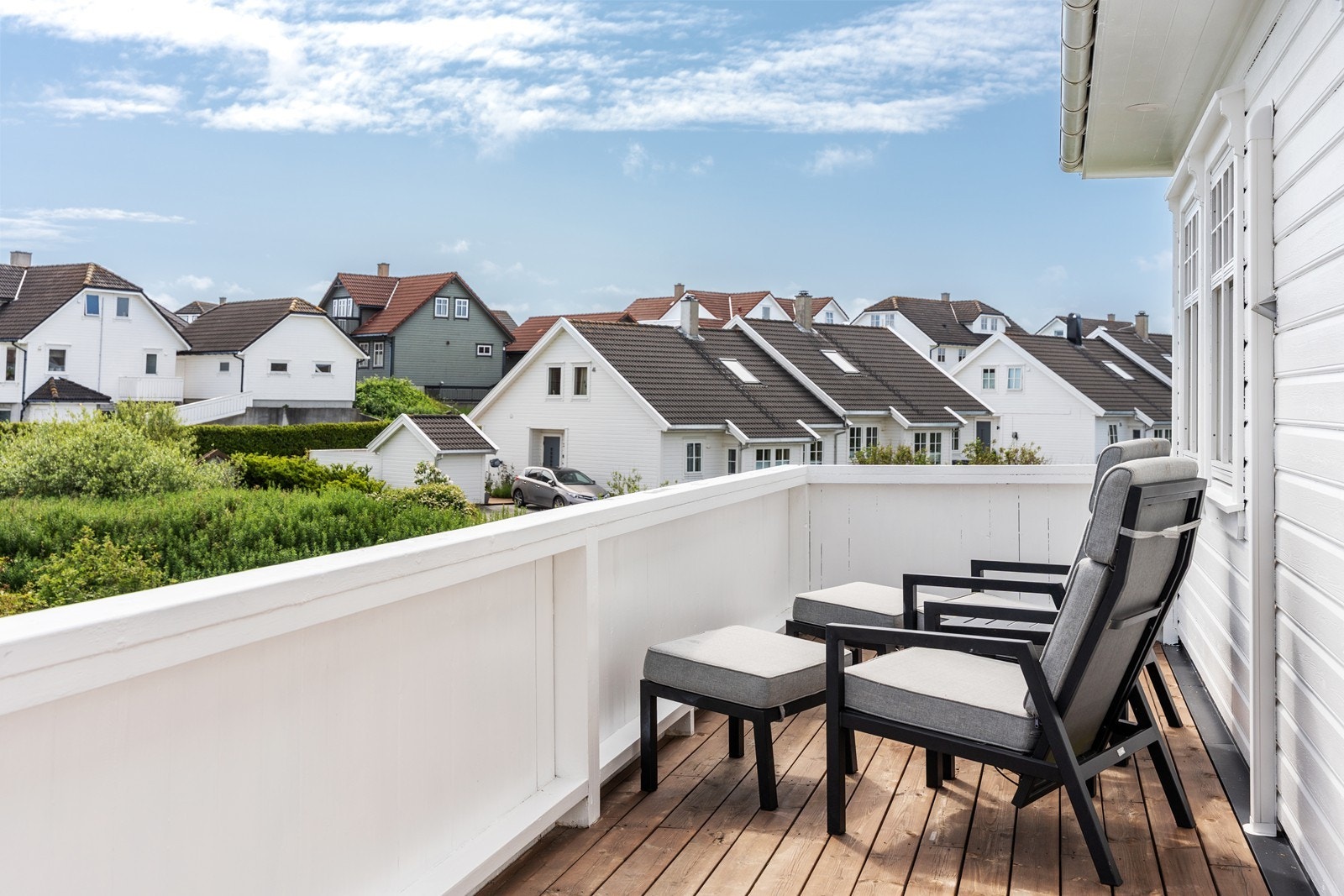 Denne terrassen er like utenfor kjøkkenrommet med tilkomst gjennom terrassedør. Galleribilde