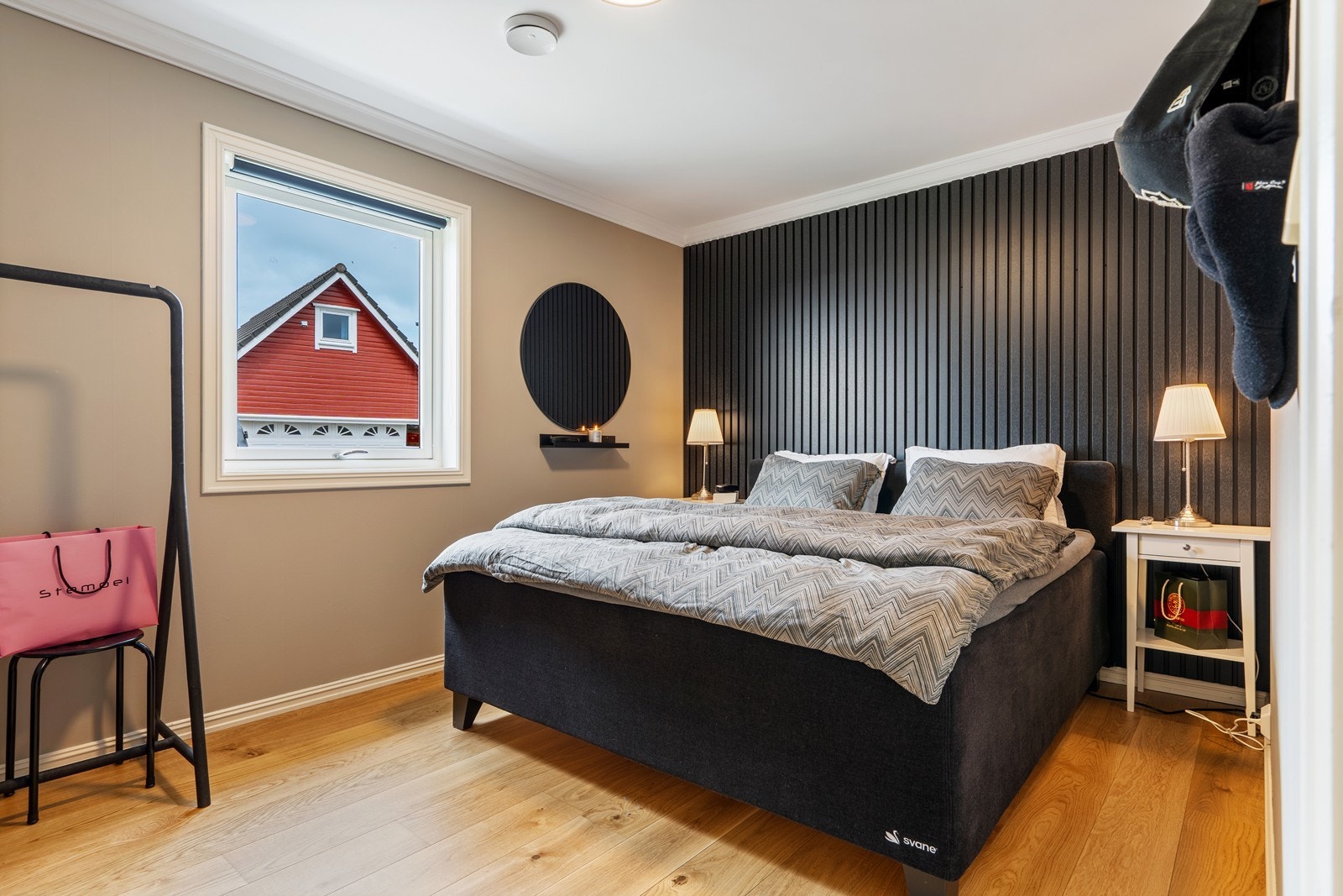 Hovedsoverommet i god størrelse pusset opp for ca. 4 år siden. Galleribilde