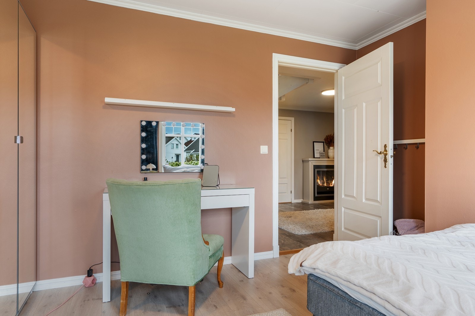 Soverommet har garderobe med speilfronter. Galleribilde