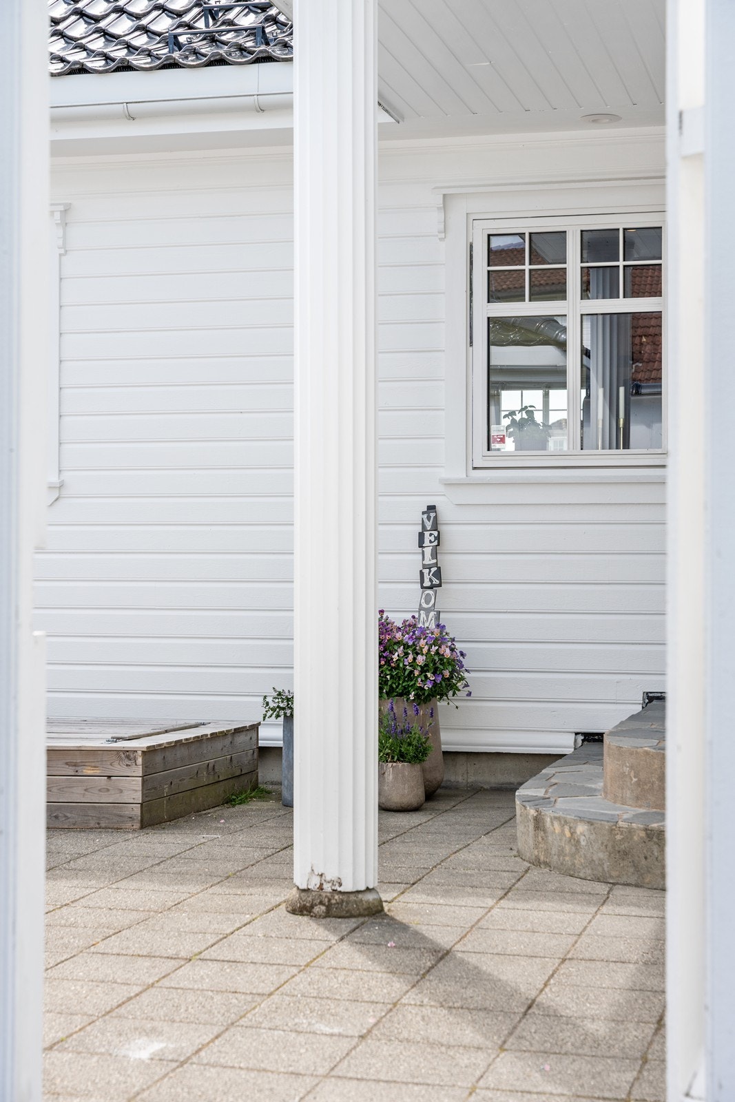 Gjennom denne porten fra parkeringen går du inn til din egen oase, helt privat. Galleribilde