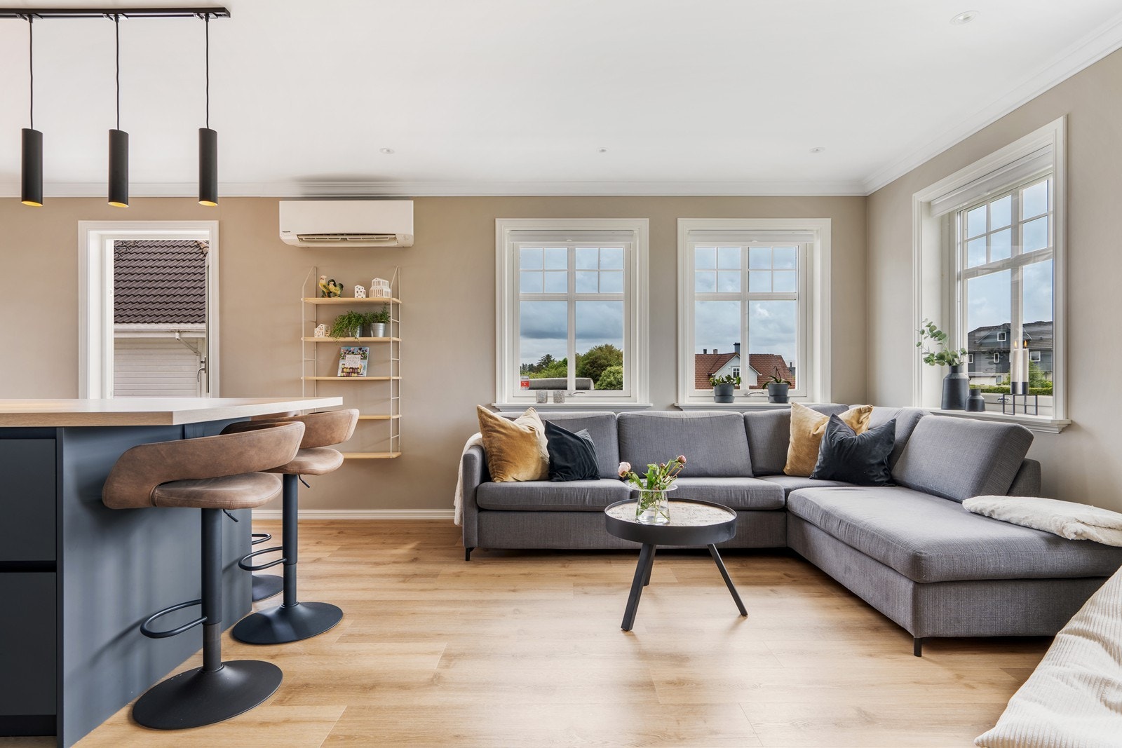 Kjøkkenet fungerer også som dagligstue med god plass til sofa og tv-krok. Godt med naturlig lys gjennom vinduene/terrassedør. Galleribilde