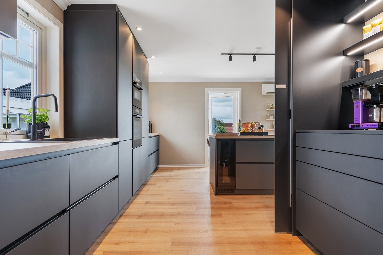 Godt med benke og skapplass. Eksklusivt integrert vinskap. Galleribilde