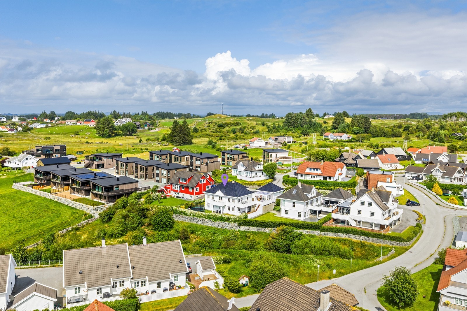 Her kan du ta del i et aktivt og etablert boligområde, samt kort avstand til flotte turområder, skoler, barnehage og idrettsanlegg. Galleribilde