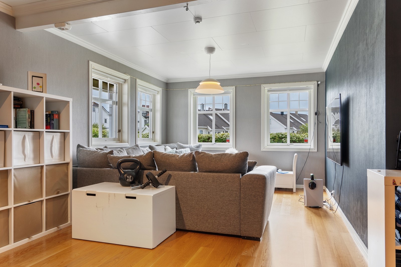 God plass til ønsket møblement og naturlig sone for tv-krok. Galleribilde