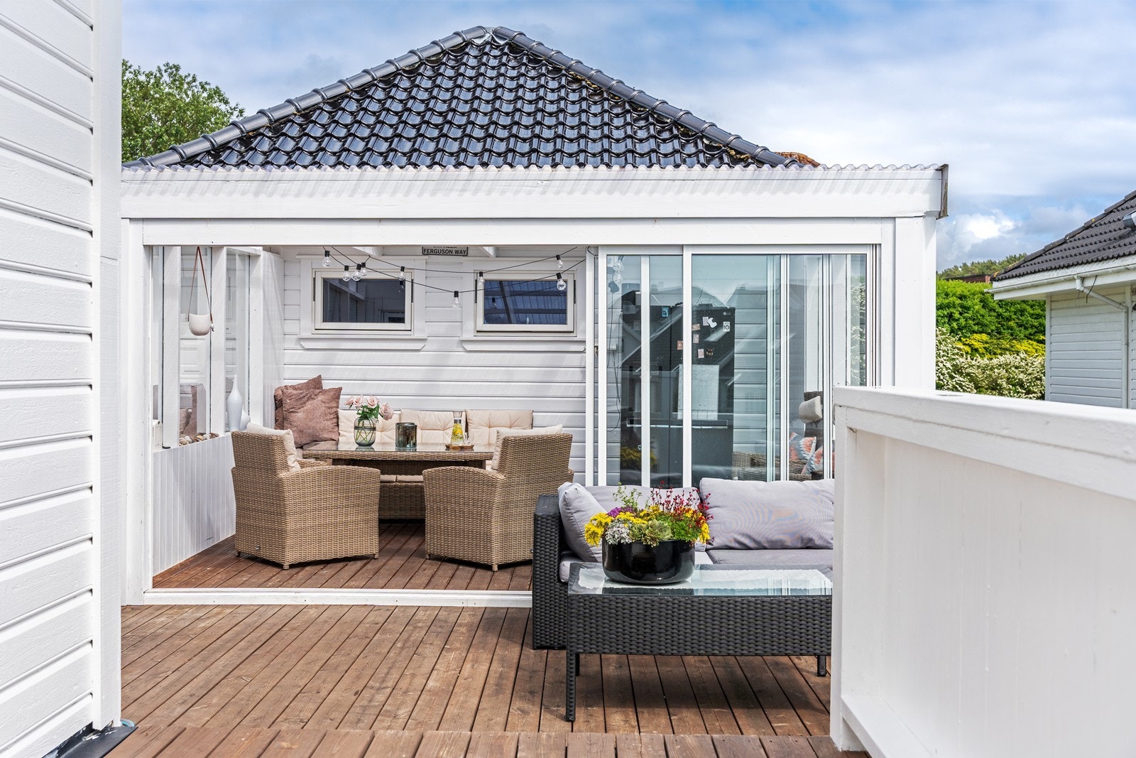 Herlig sommerstue med tak, vinduer og skyvdører i front. Solrik terrasse. Galleribilde
