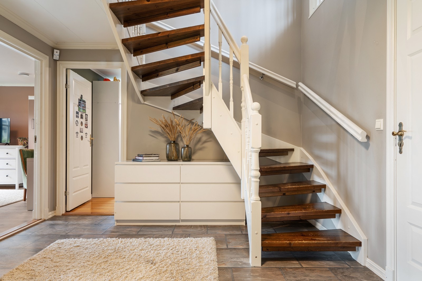 Romslig hall med trapp opp til andre etasje. Galleribilde