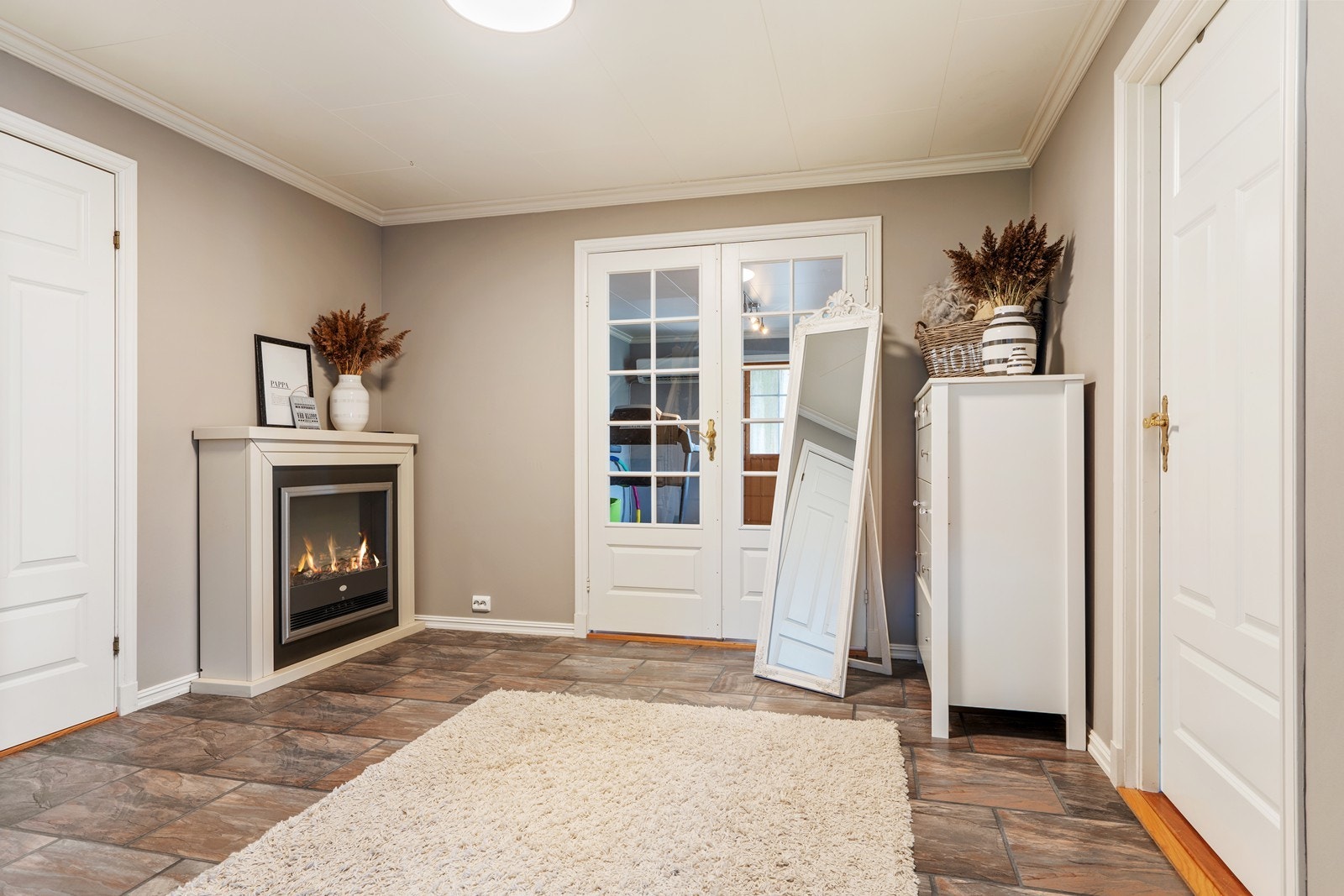 To-fløyet dør med glassfelt inn til kjellerstue. Galleribilde