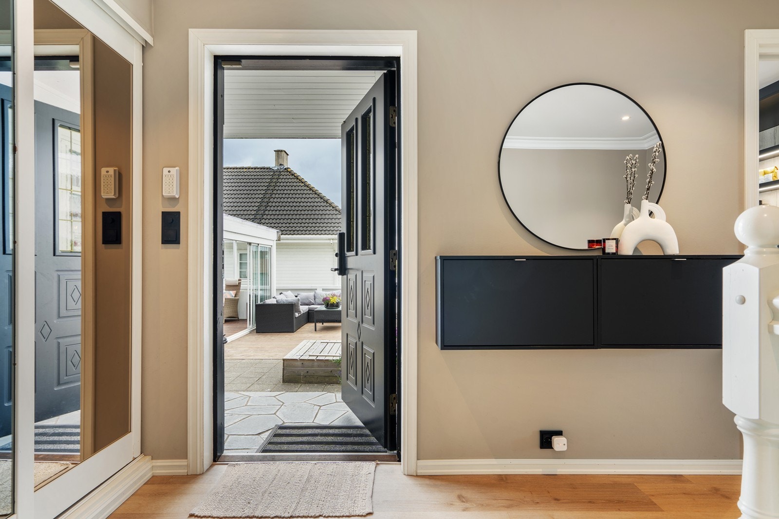 Skyvedørsgarderobe i gang. Meget pen ytterdør som passer utmerket den herskapelige stilen. Galleribilde