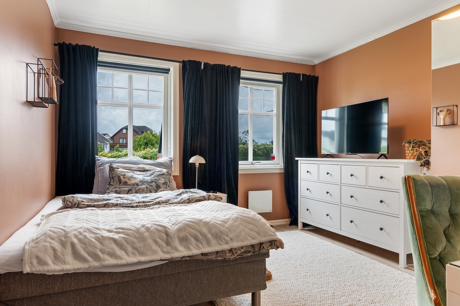 Soverom nummer 2 i første etasje. God plass til seng og øvrig møblement. Galleribilde