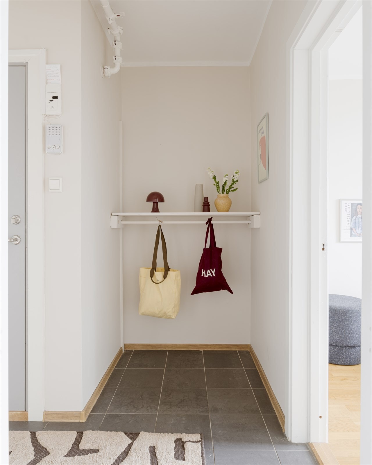 Praktisk nisje ifm. entré som gir gode muligheter for oppbevaring av yttertøy og sko. Galleribilde