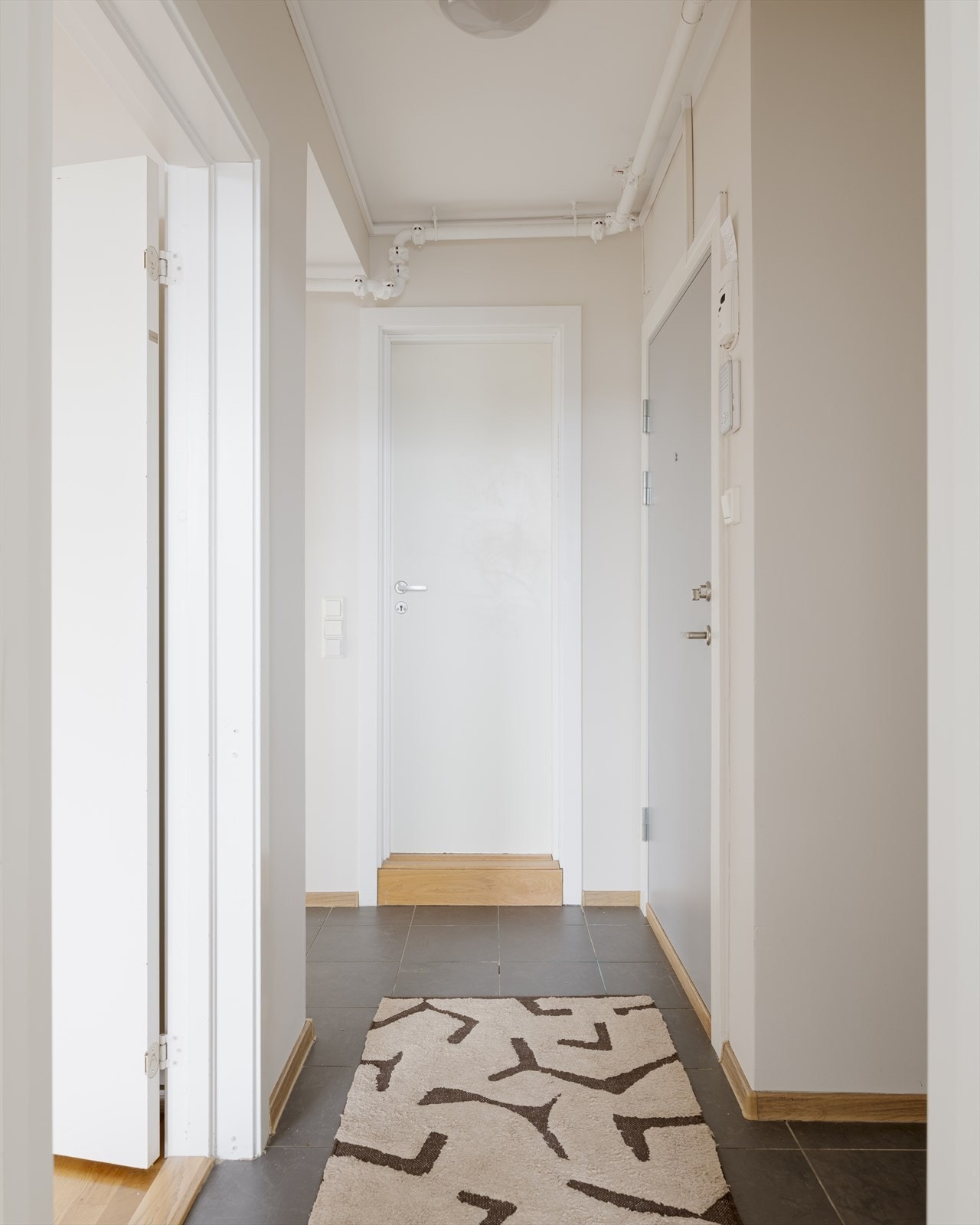 En lys og hyggelig entré ønsker deg velkommen inn. Leiligheten disp. en kjellerbod på ca. 6 m2. Galleribilde