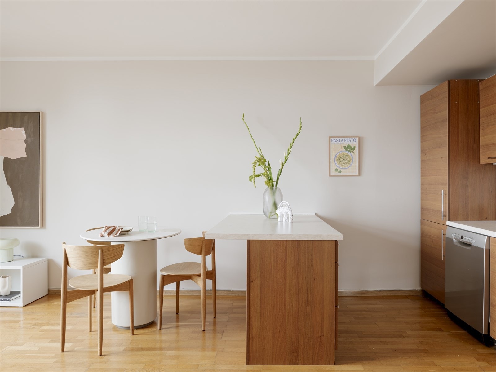 Den praktiske kjøkkenøyen gir ekstra benkeplass. Galleribilde