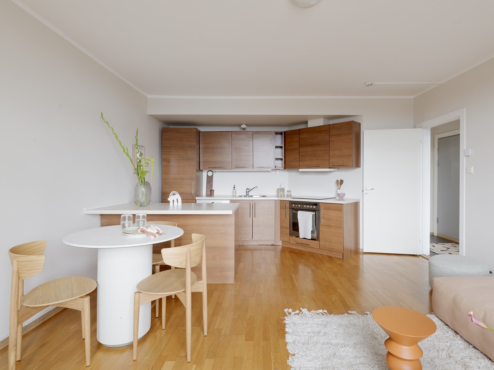 God plass til et spisebord for sosiale lag. Galleribilde