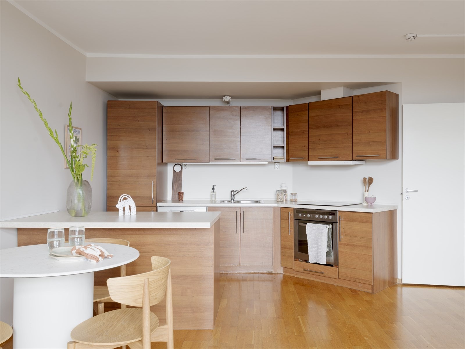 Kjøkkenet har glatte fronter og laminat benkeplate. Galleribilde