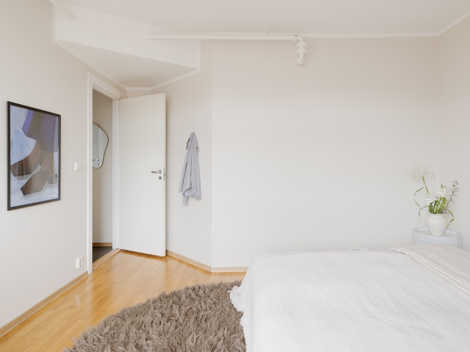 Leiligheten har to gode soverom, praktisk fordelt på hver sin ende av gangen - perfekt for f.eks. to venner som ønsker å kjøpe sammen. Galleribilde