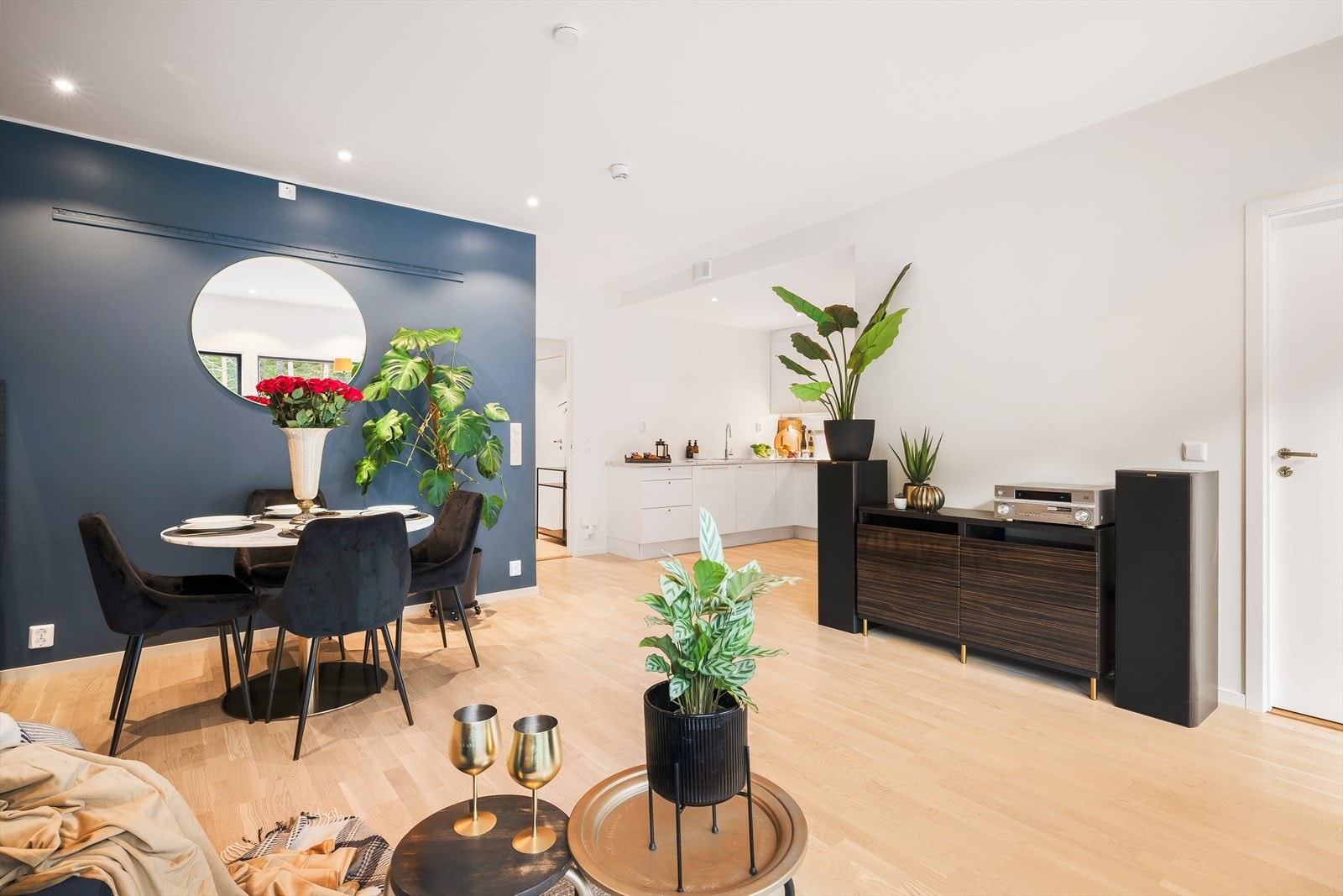 Stue og kjøkken har en sosial åpen løsning. Galleribilde