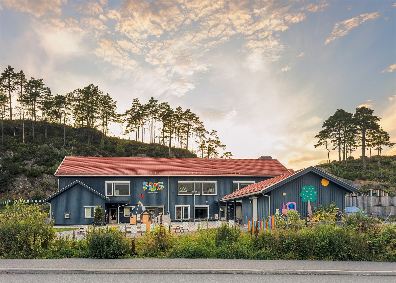 Hjellemarka barnehage rett ved blokkene. Galleribilde