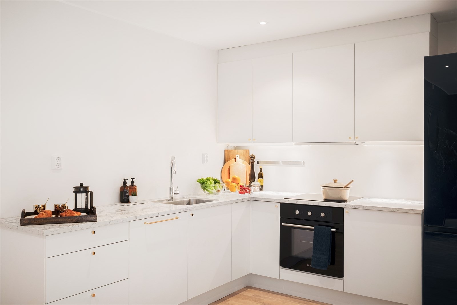 Kjøkkenet er levert av HTH kjøkken. Praktisk løsning med blant annet underlimt vask. Galleribilde