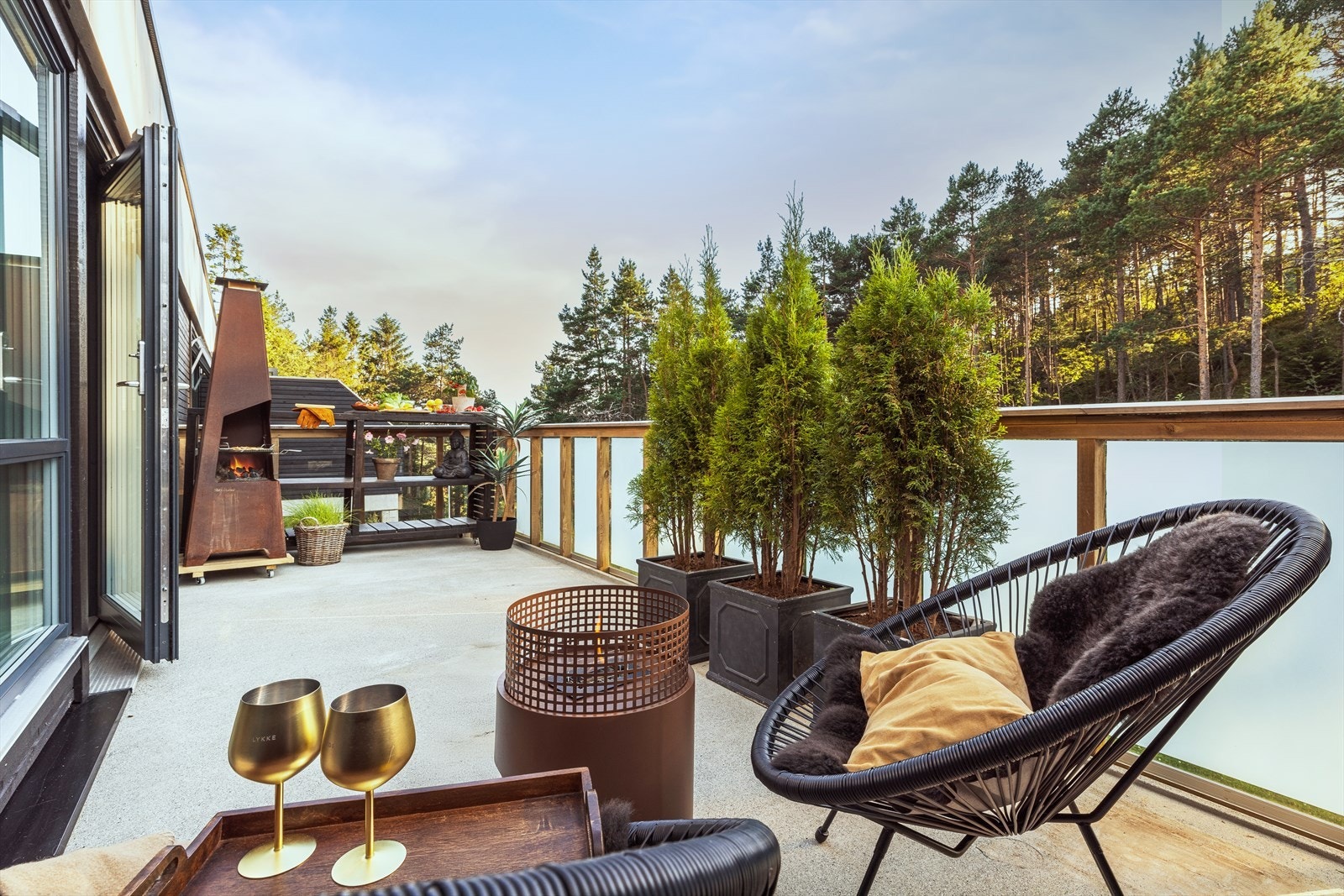 Fra stuen har du tilgang til din helt egne balkong på 15 kvadratmeter. Inviter venner og familie og nyt solen i naturrike omgivelser. Galleribilde