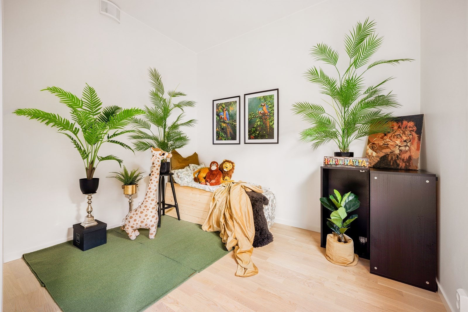 Leiligheten har to soverom, hvor begge er av god størrelse og måler ca. 11,1 kvm og 7,1 kvm. Her kan du innrede med ønsket seng, garderobe og nattbord. Galleribilde