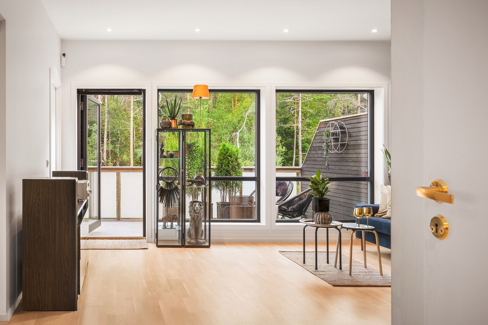 Fra stuen er det direkte utgang til leilighetens balkong. Galleribilde