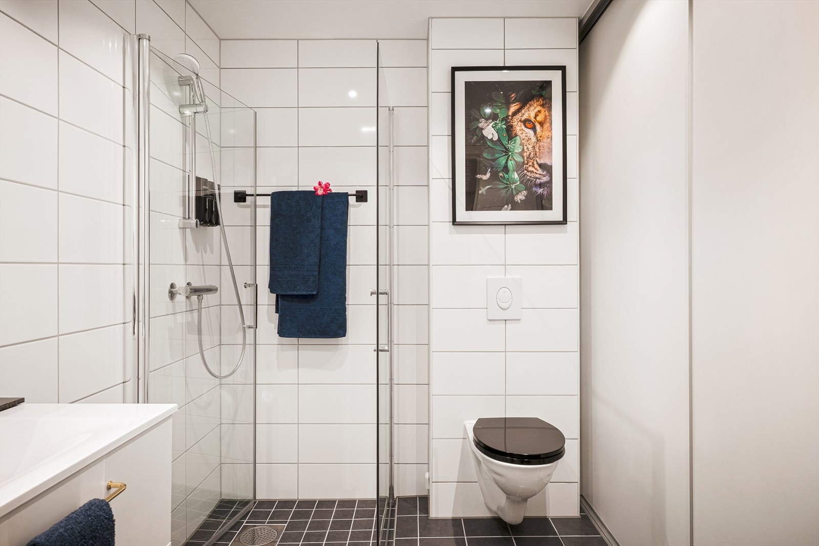 Badet måler 6 kvm og er flisbelagt med varmekabler i gulv. Galleribilde