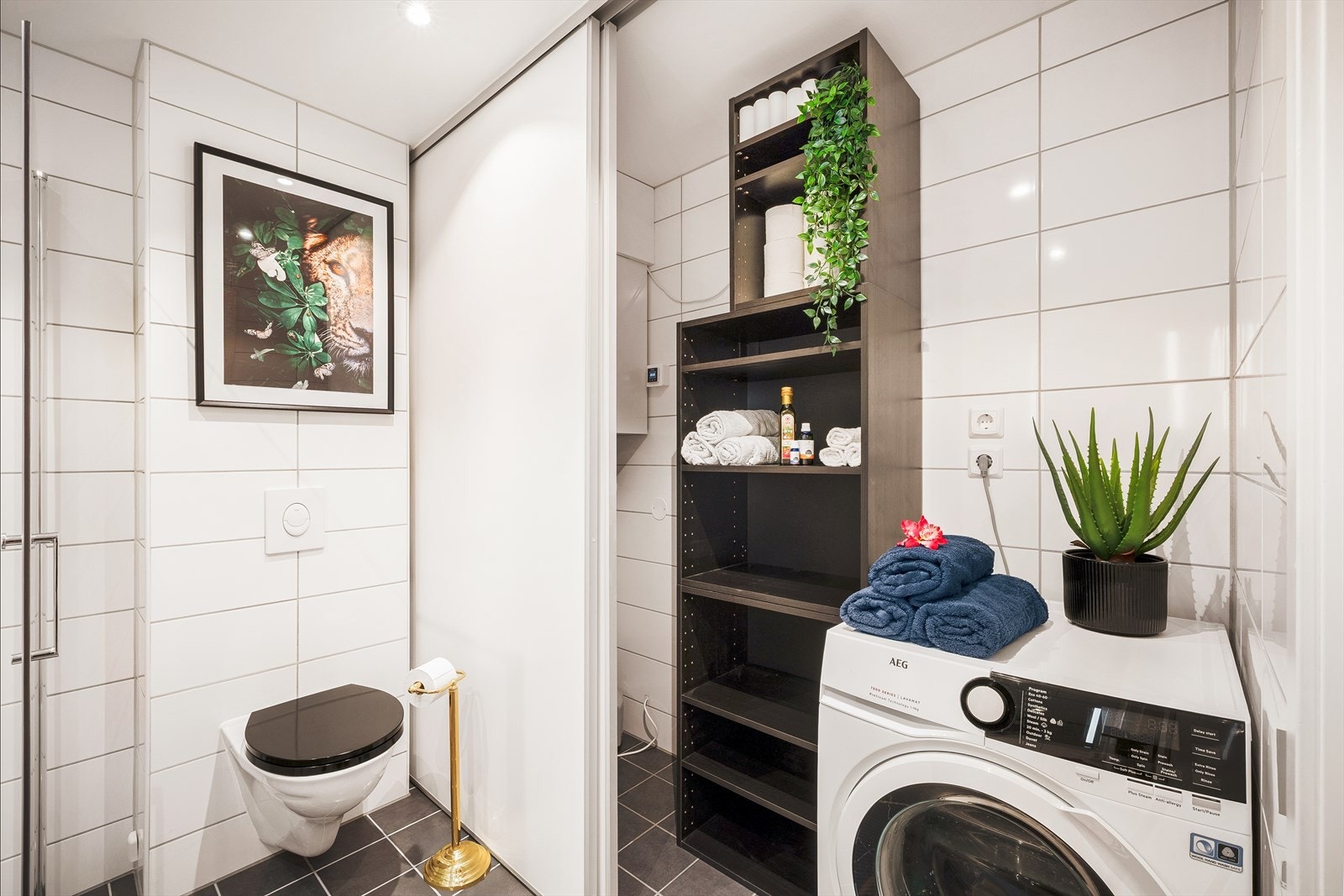 Praktisk skyvedørsgarderobe med opplegg for vaskemaskin og tørketrommel. Galleribilde