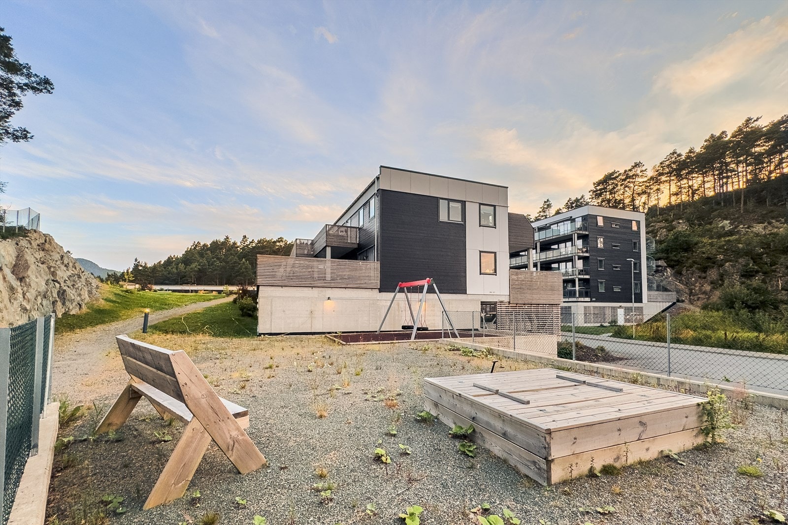 Pent opparbeidet fellesareal med lekeplass som barn og voksne kan kose seg med. Galleribilde