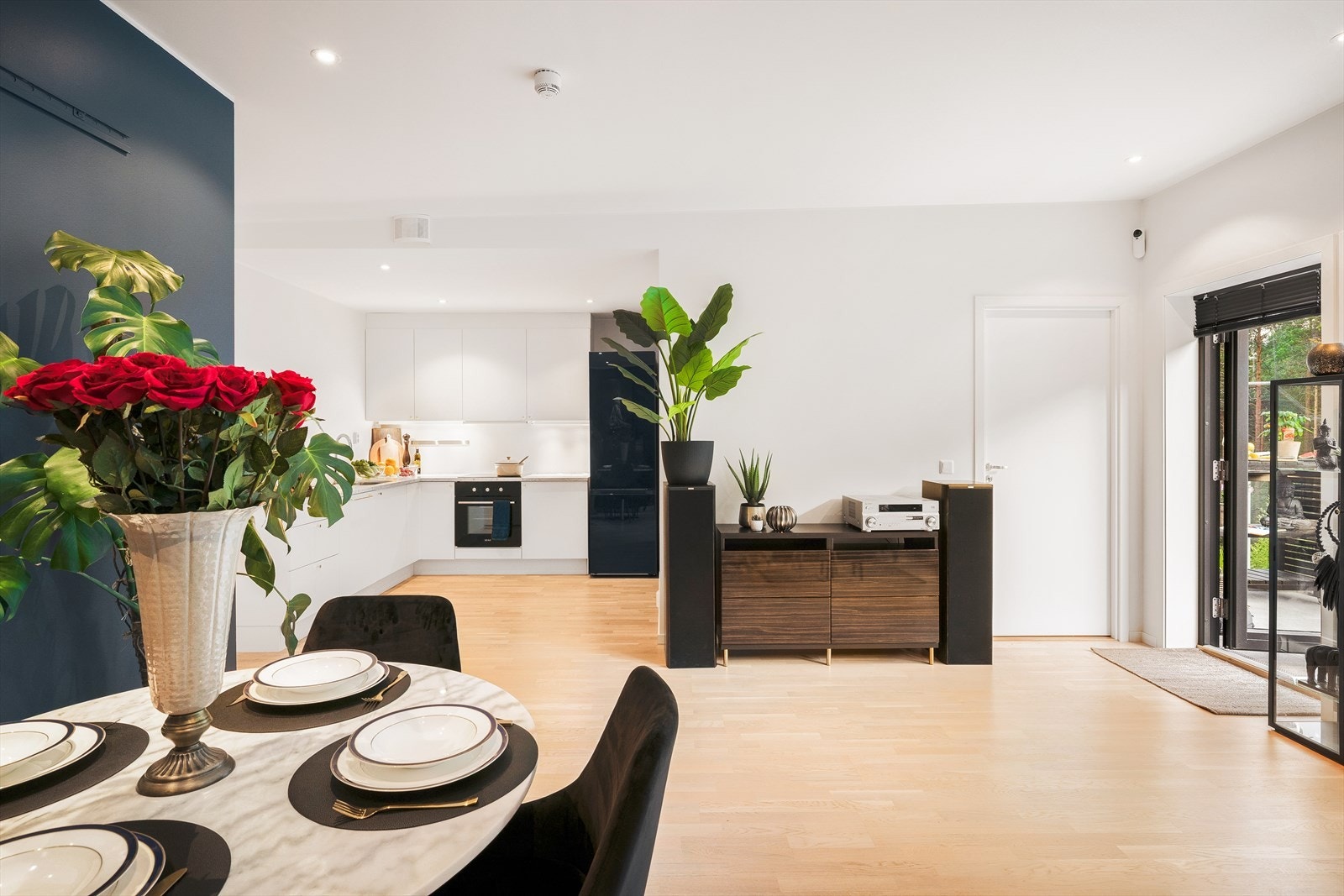 Det er naturlig plass for spisebordet mellom kjøkken og stue. Inviter venner og familie på hyggelige sosiale sammenkomster. Galleribilde