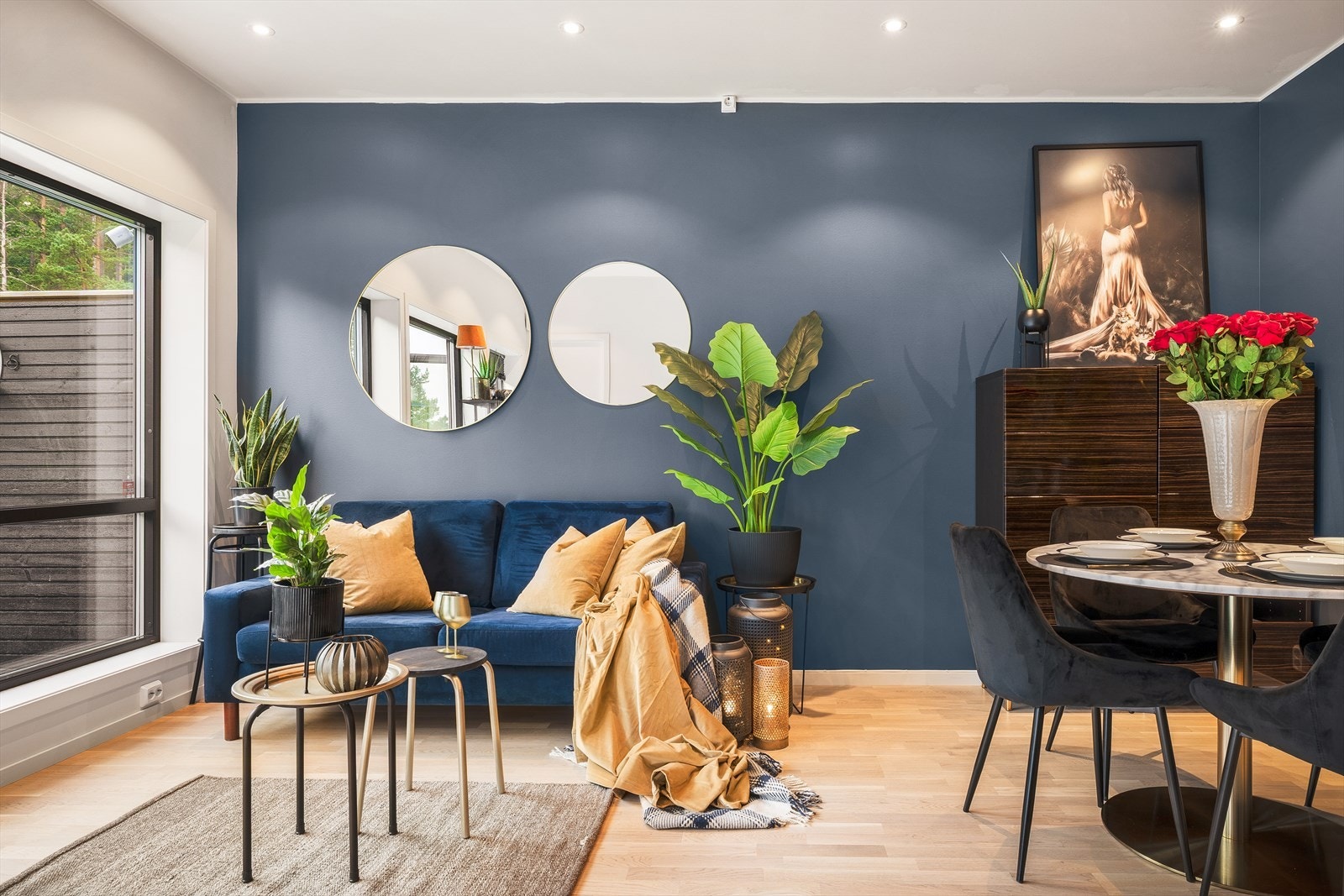 Det er montert dimmbare spotter i tak i stue, kjøkken, entrè og bad. Galleribilde