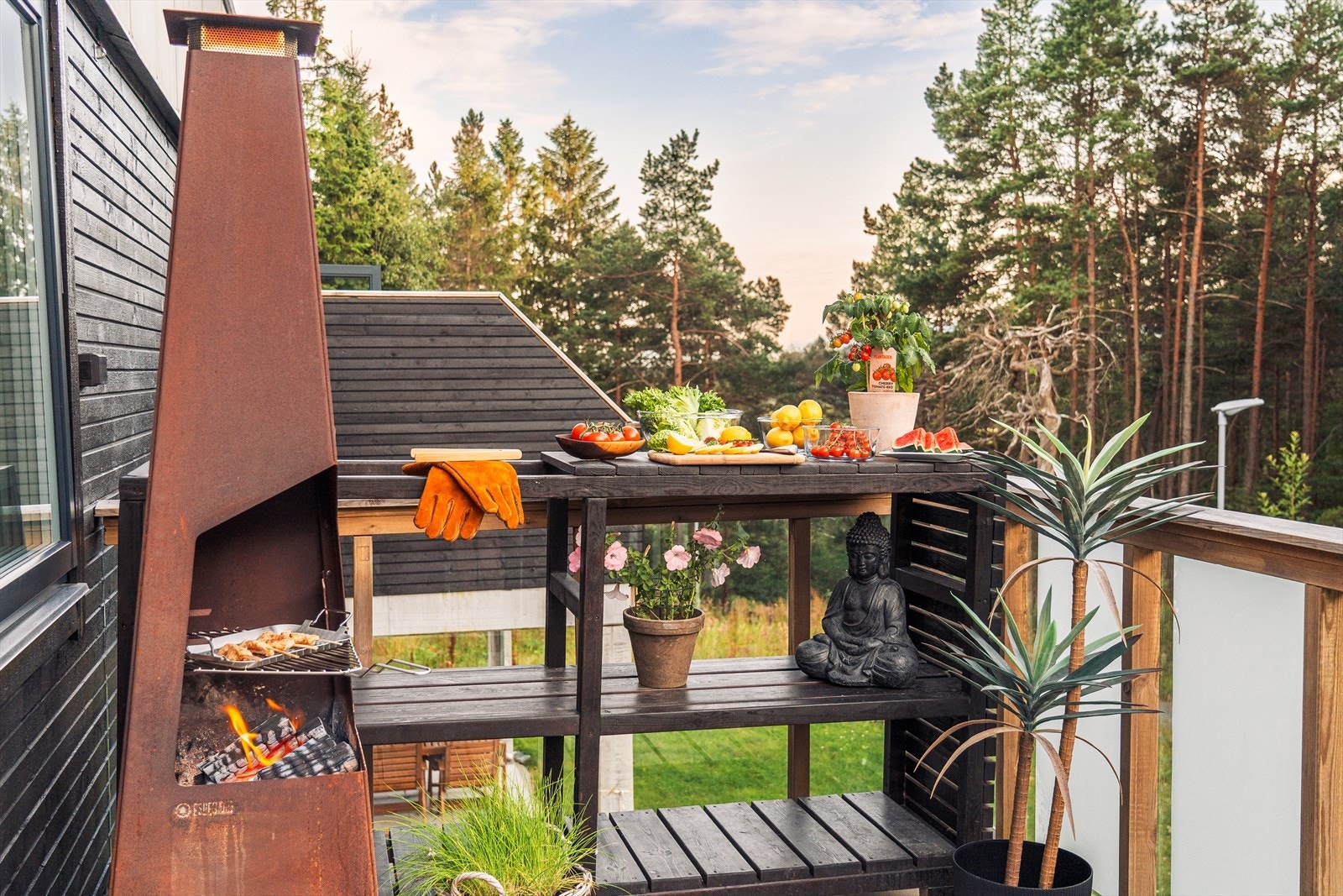 Inviter venner og familie på sosiale sammenkomster med uteservering i nydelige naturskjønne omgivelser. Galleribilde