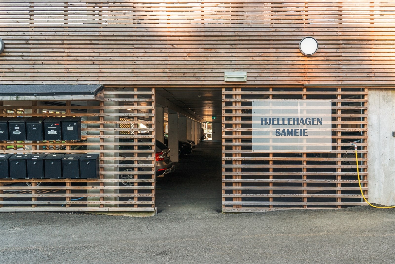 Leiligheten disponerer en fast parkeringsplass i felles garasjeanlegg. Galleribilde