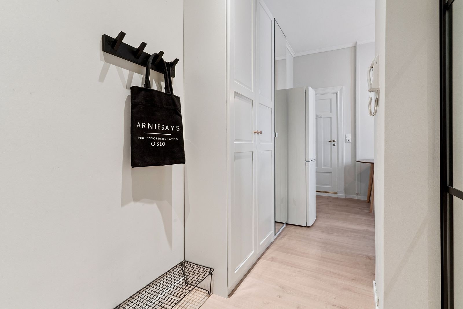 Lys entré med callinganlegg og god skapplass. Galleribilde