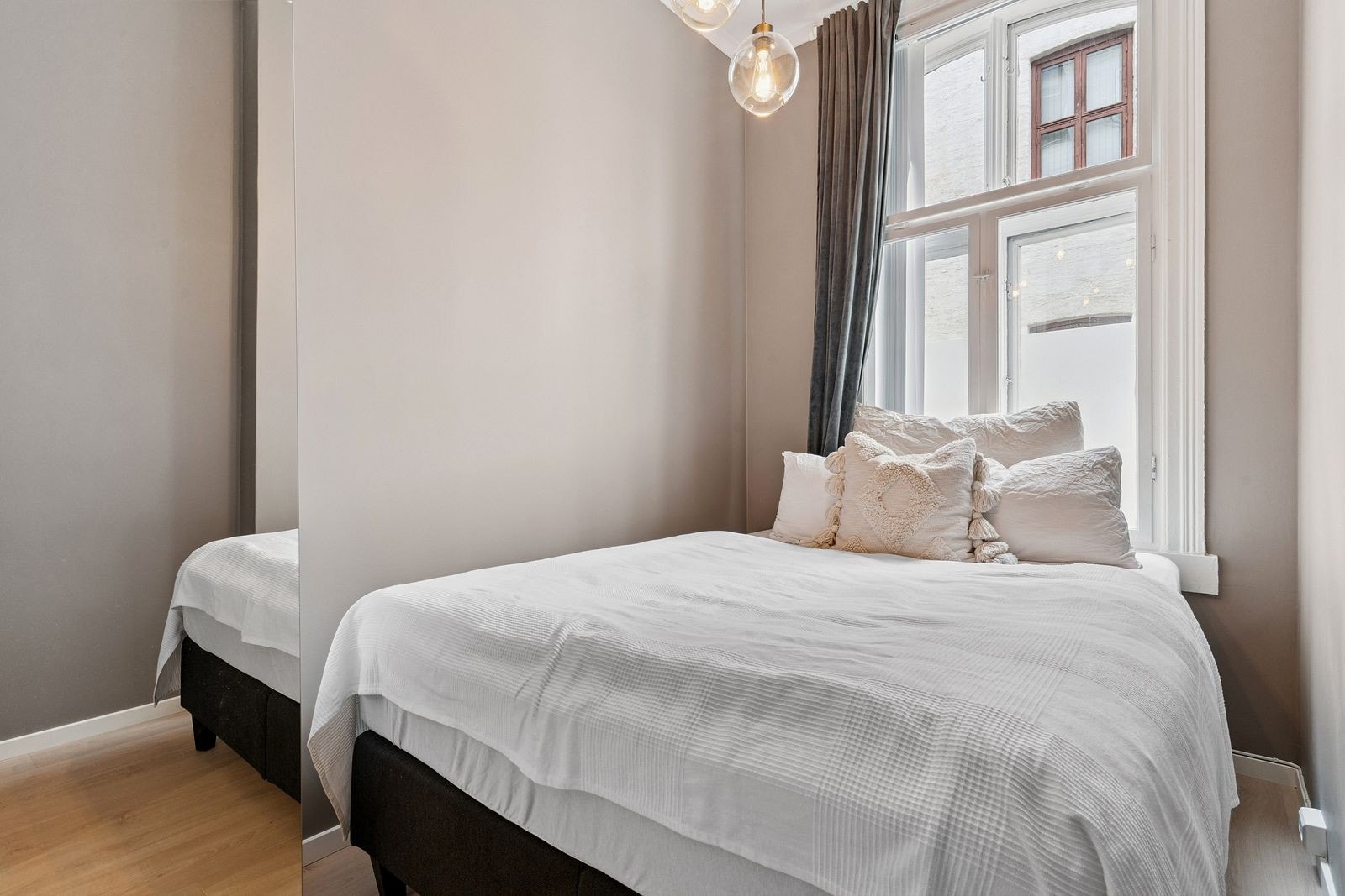 Innbydende soverom med garderobeskap. Galleribilde