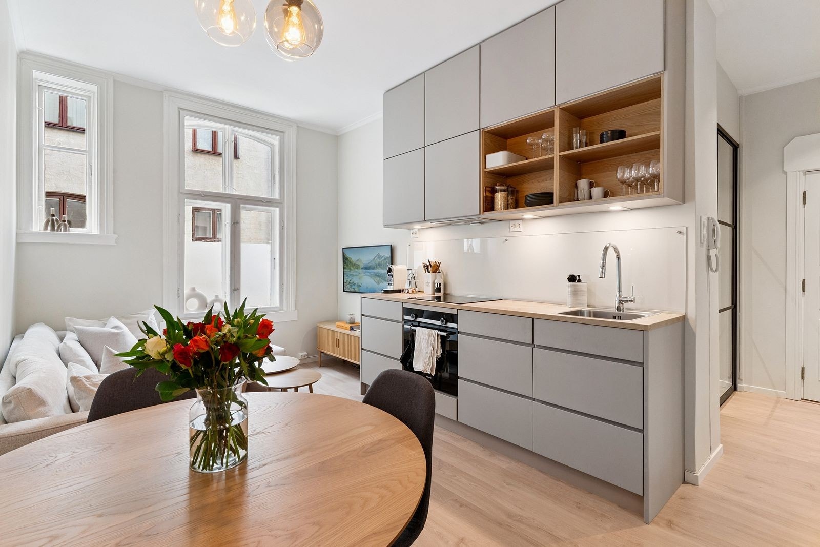 Velkommen til St. Olavs gate 11 C! Lys og moderne 2-roms leies ut møblert. Galleribilde