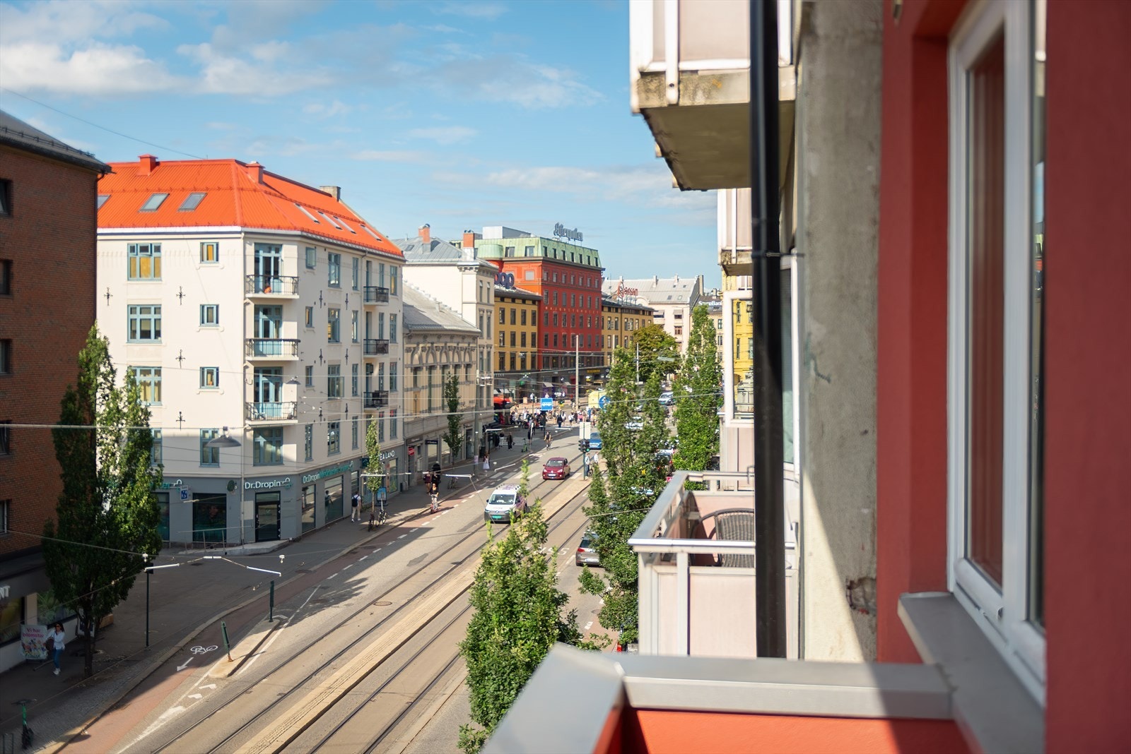 Leiligheten ligger i byggets 4. etasje og har dermed et pent utsyn over nærområdet. Galleribilde