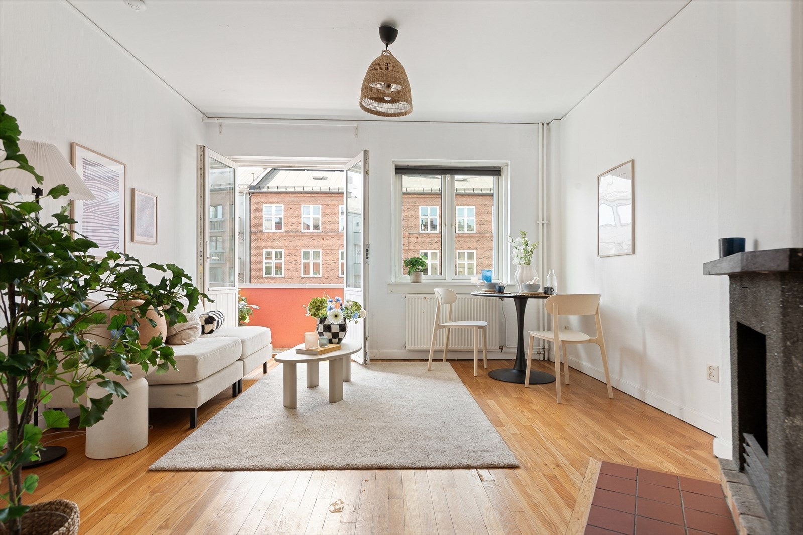 Stuen er av god størrelse, med plass til en sofaseksjon og annet ønskelig innredning. Galleribilde