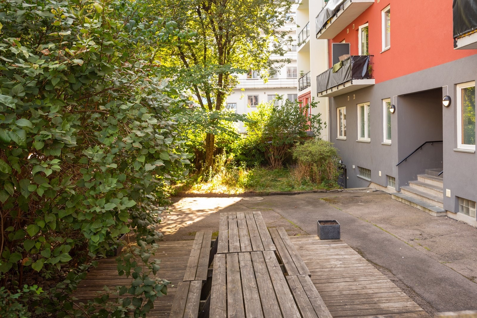 I bakgården er det sittegrupper til glede for beboerne. Galleribilde