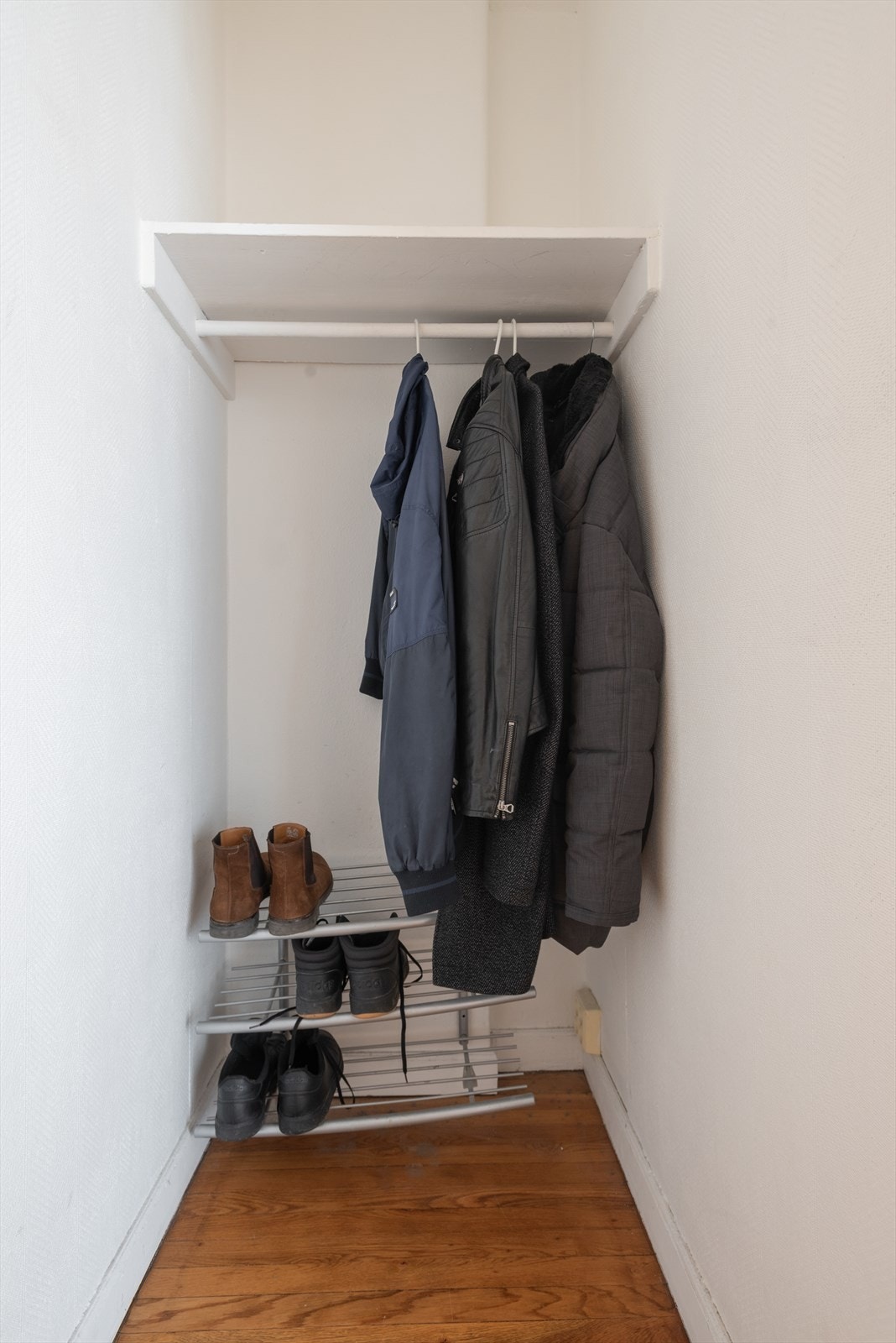 Romslig entré med plass til oppbevaring av sko og yttertøy. Galleribilde