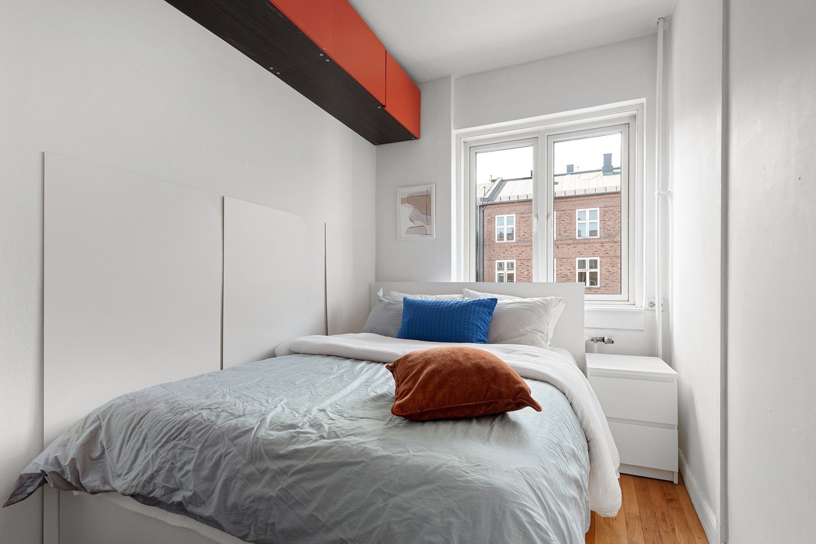 Soverommet i leiligheten er av god størrelse, med plass til dobbeltseng, tilhørende nattbord og annet ønskelig innredning. Galleribilde