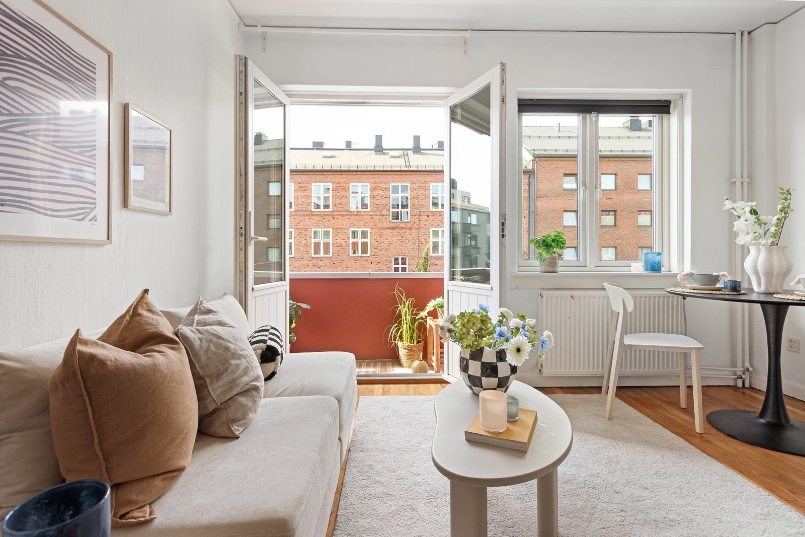 Store vindusflater, som gir rikelig med naturlig lysinnslipp. Galleribilde